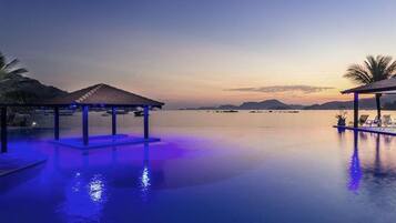 Piscina interna, piscina externa, guarda-sóis, espreguiçadeiras