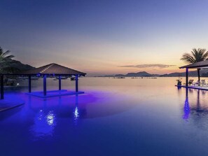 Indoor pool, outdoor pool, pool umbrellas, sun loungers - Hotel Nacional Inn Angra dos Reis (Angra dos Reis)