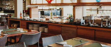 Un restaurante con techos altos, mobiliario de mimbre y una zona de bar.