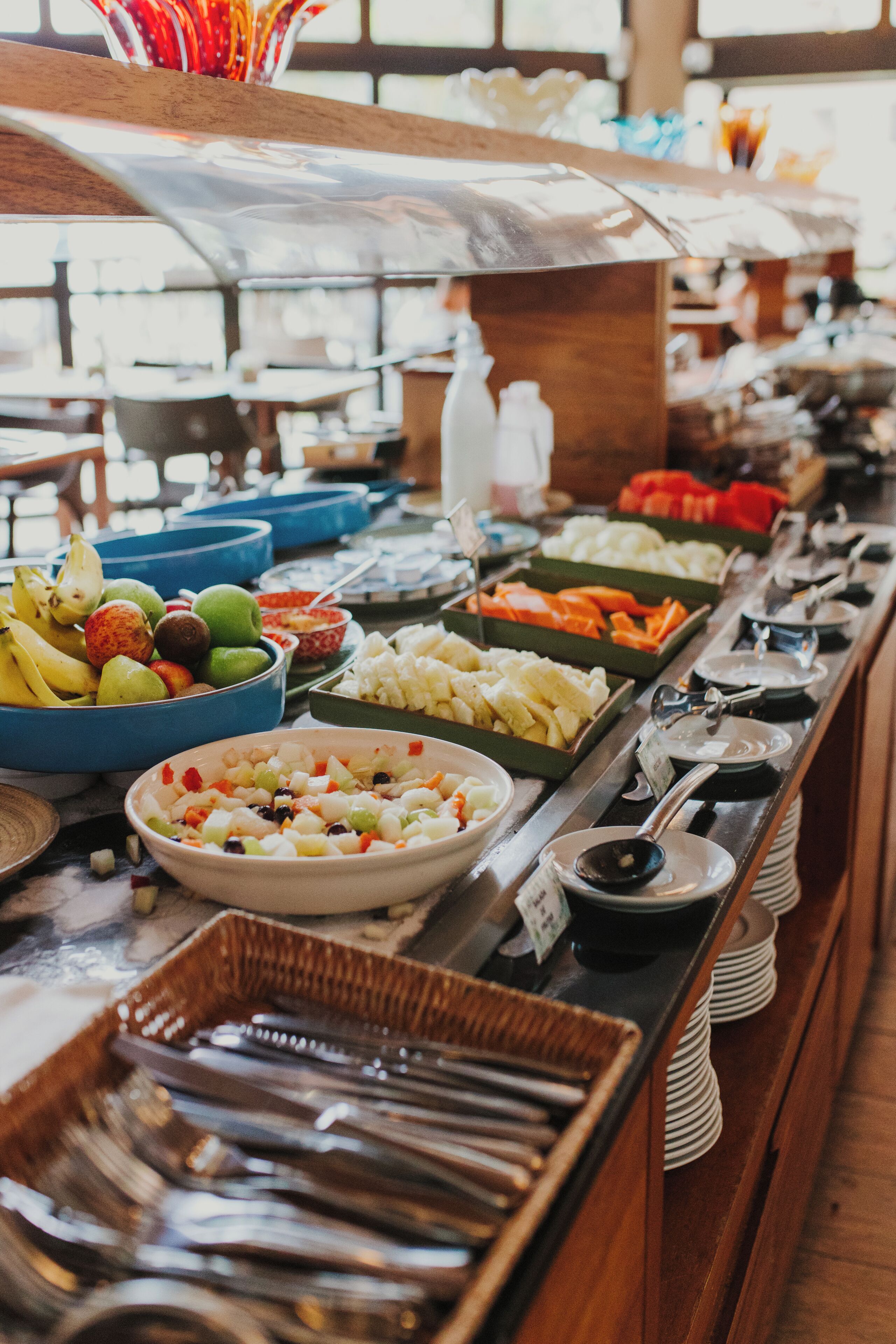 Un buffet proposant une variété de plats et d’ustensiles.