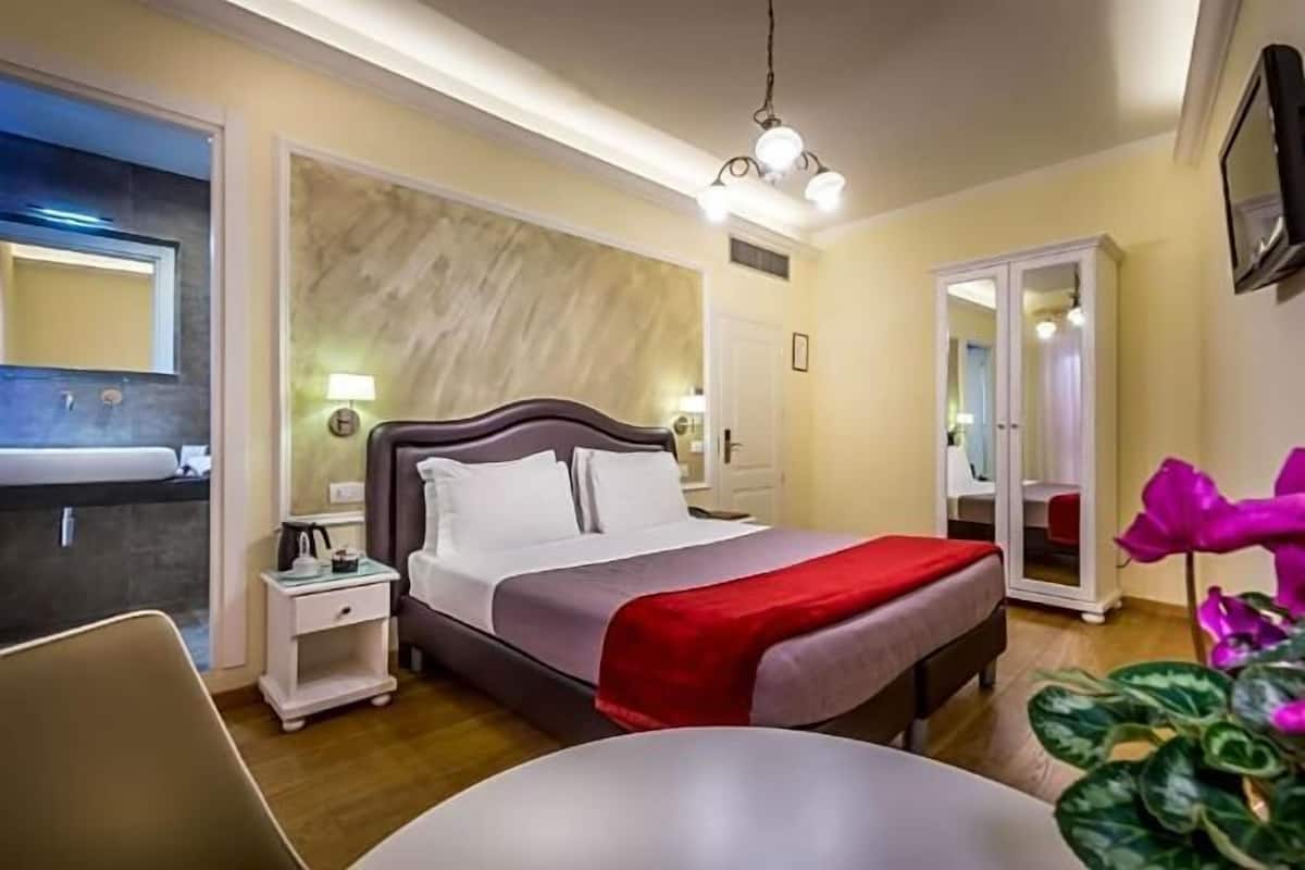 Couette en duvet d'oie, matelas mémoire de forme, minibar