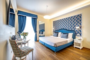 Dobbeltrom – standard, hageutsikt | Dundyner, memory foam-senger, minibar og safe på rommet