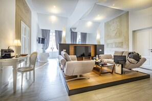 Luksussuite | Dundyner, memory foam-senger, minibar og safe på rommet