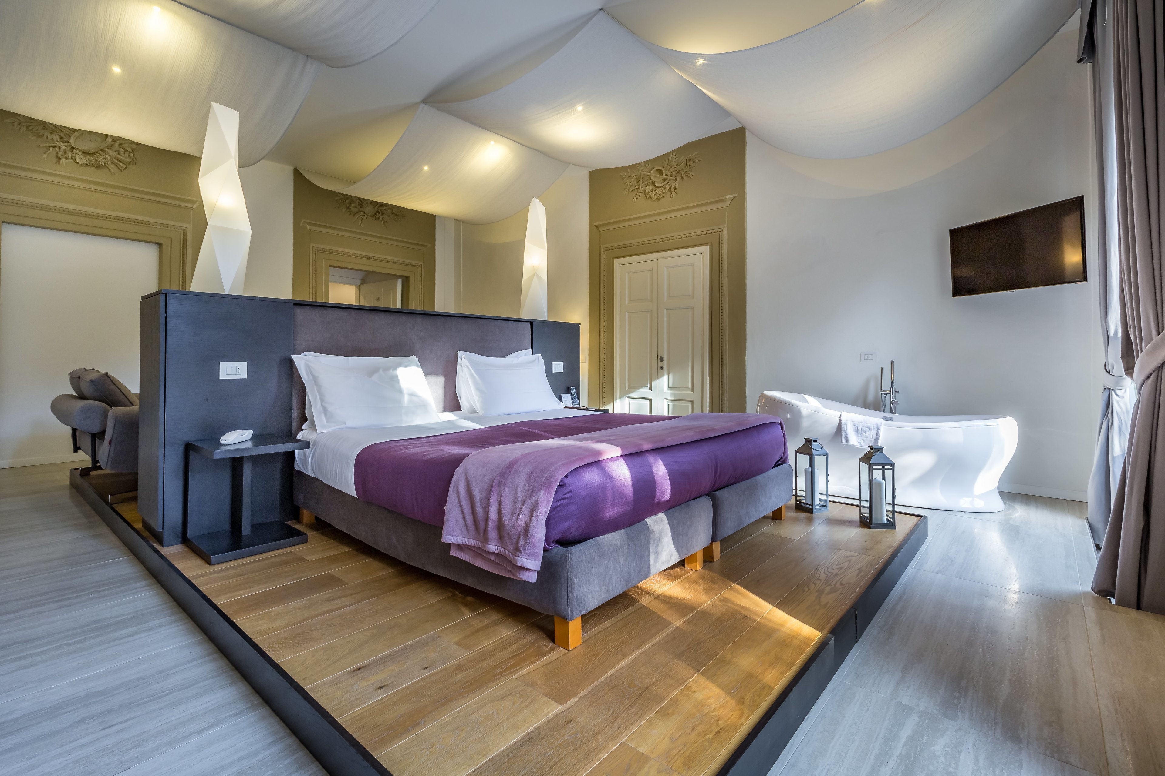 Donzen dekbedden, bedden met traagschuimmatras, een minibar