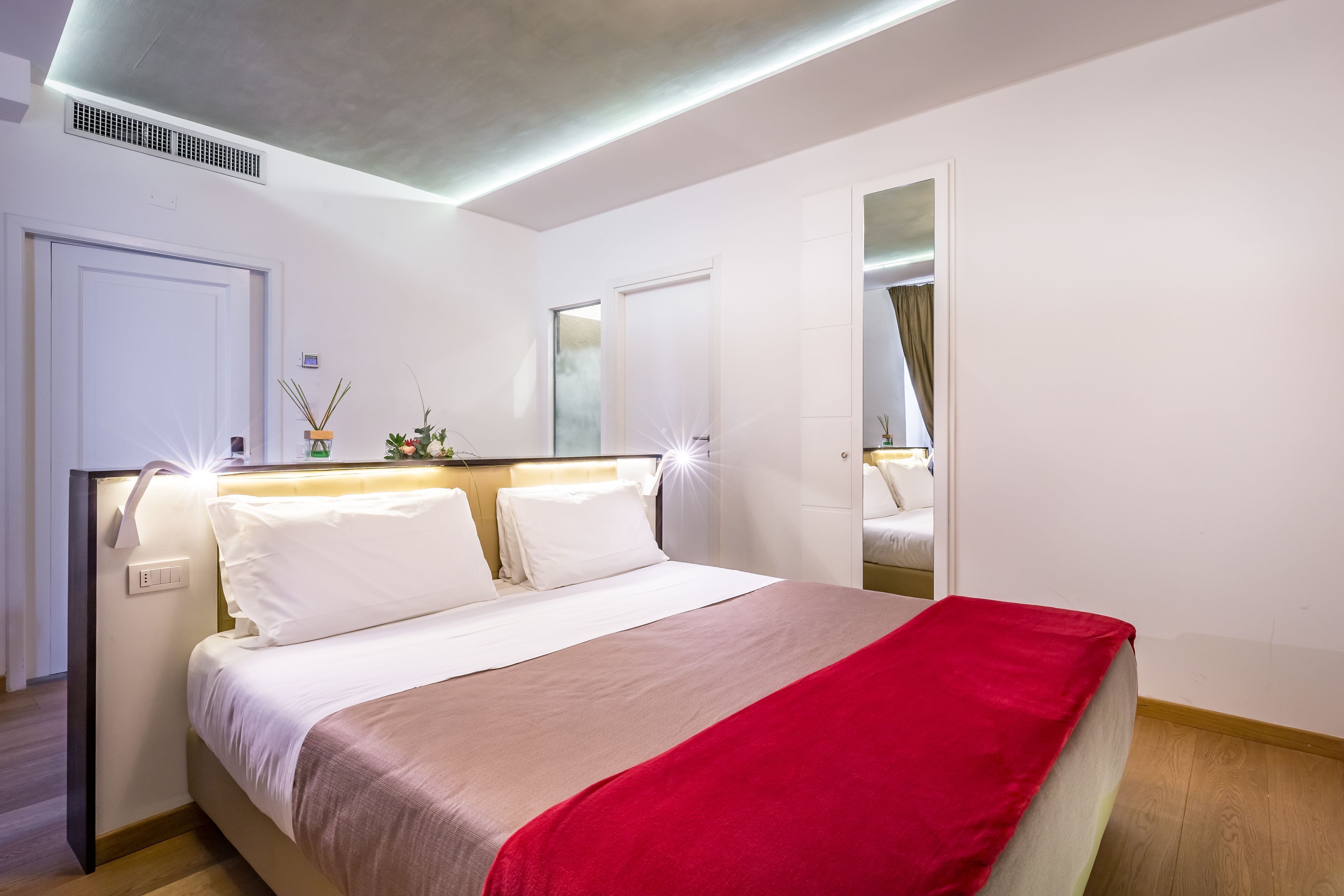 Donzen dekbedden, bedden met traagschuimmatras, een minibar