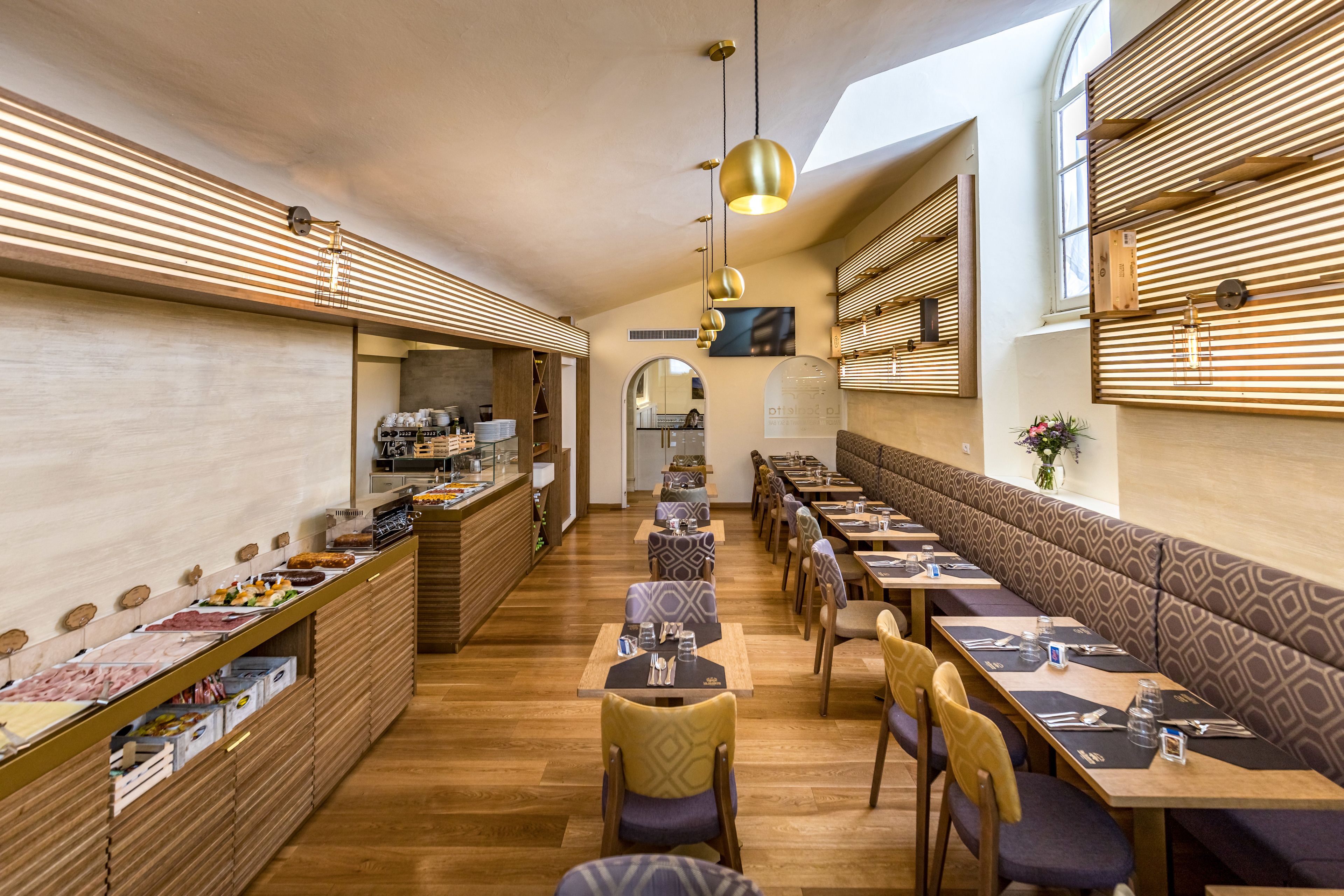 Tägliches Frühstücksbuffet (16 EUR pro Person)