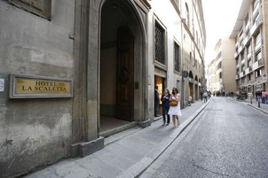 Un edificio storico con un cartello che indica Hotel La Scaletta.