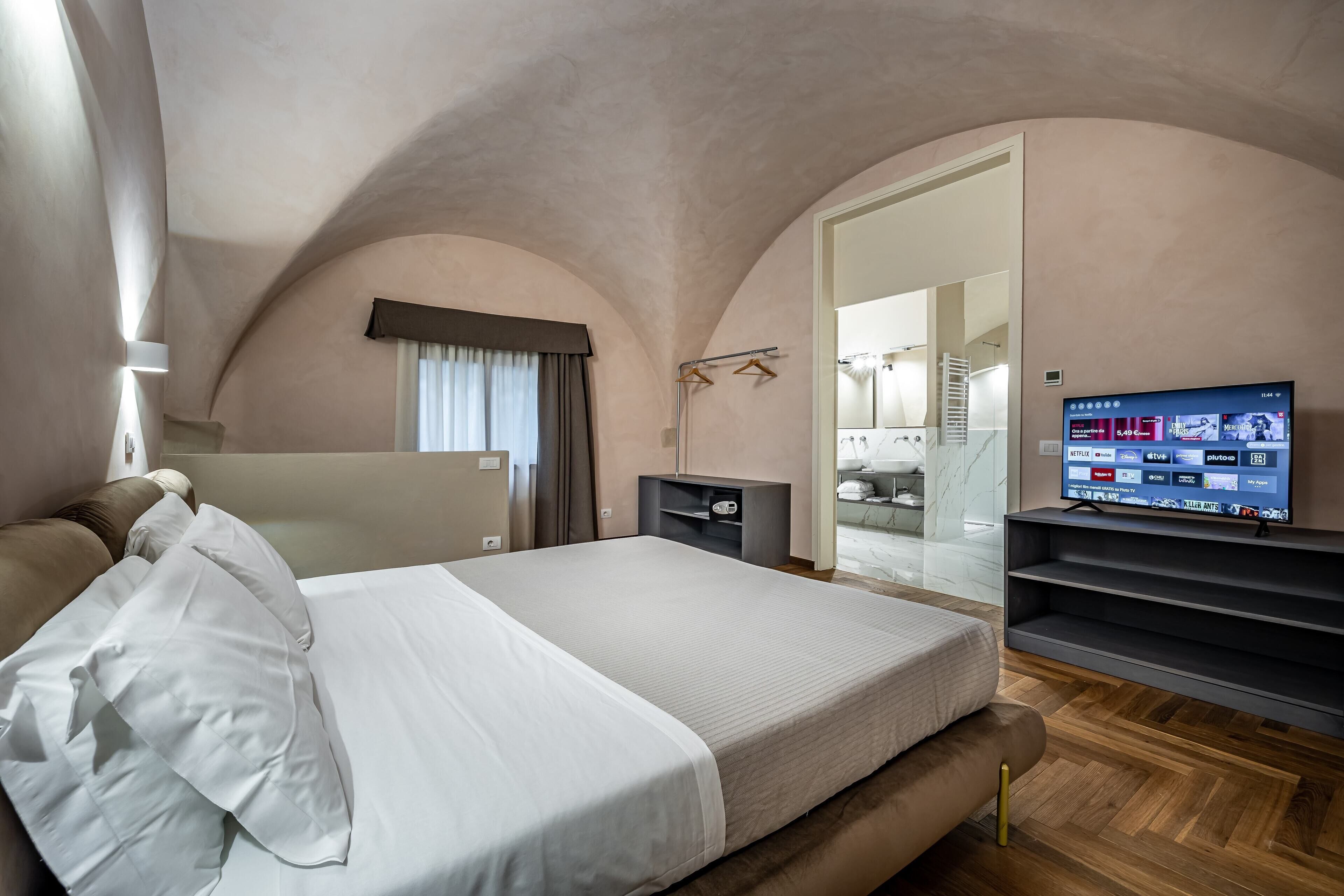 Donzen dekbedden, bedden met traagschuimmatras, een minibar