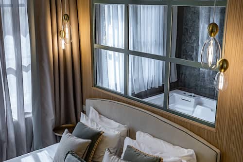 Suite ejecutiva (Jacuzzi) | Edredones de plumas, colchones viscoelásticos, minibar y caja fuerte