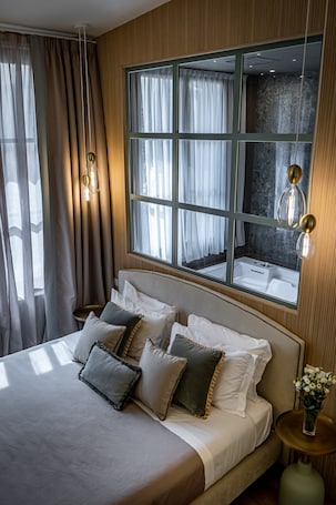 Executive Suite (Jacuzzi) | 1 bedroom, down comforters, memory foam beds, minibar