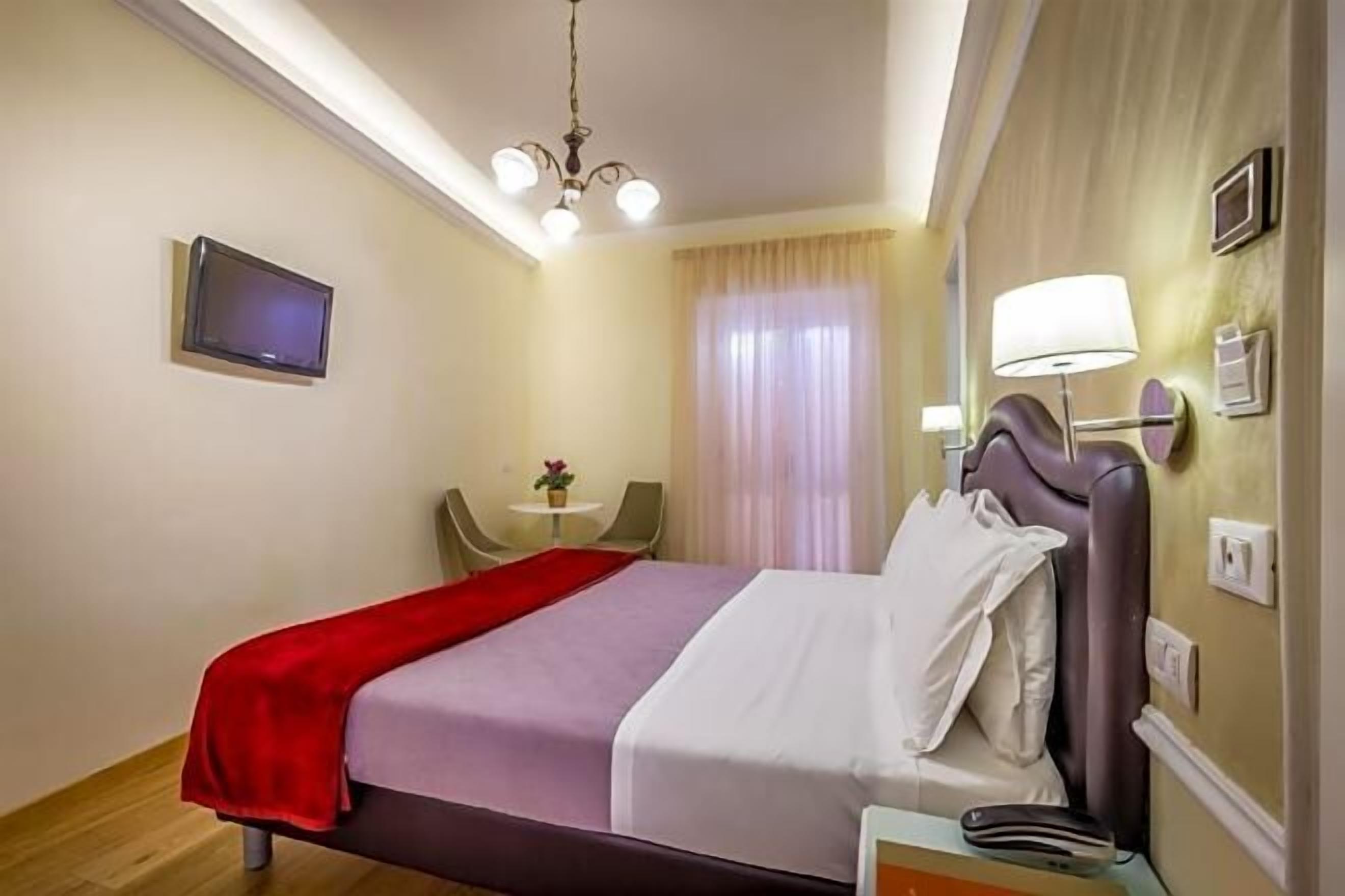 Couette en duvet d'oie, matelas mémoire de forme, minibar