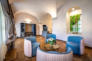 Dobbeltrom – deluxe, hageutsikt | Dundyner, memory foam-senger, minibar og safe på rommet