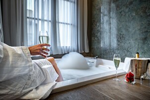 Executive Suite (Jacuzzi) | Bathroom | Hair dryer, bidet, towels, soap