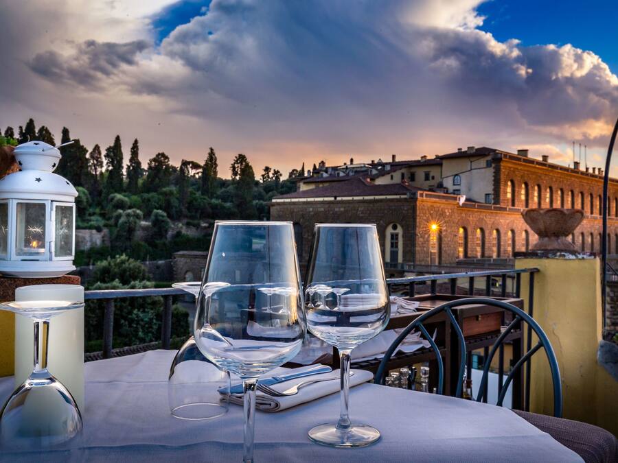 Serviço de jantar, restaurante ao ar livre