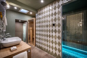 Executive Suite (Jacuzzi) | Bathroom | Hair dryer, bidet, towels, soap - Hotel La Scaletta Al Ponte Vecchio (Florence)