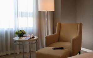 Hochwertige Bettwaren, Daunenbettdecken, Zimmersafe, Schreibtisch