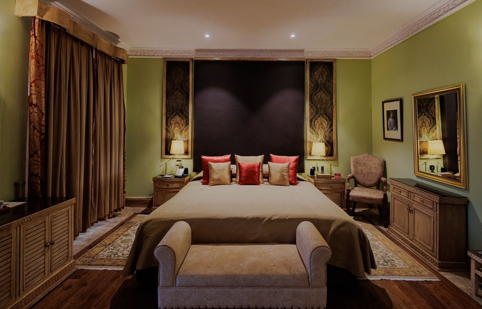 Presidential Suite | Minibar, in-room safe, laptop workspace, soundproofing