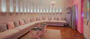 Suite – royal | Oppholdsområde | Flatskjerm-TV, peis og oppvarmet gulv