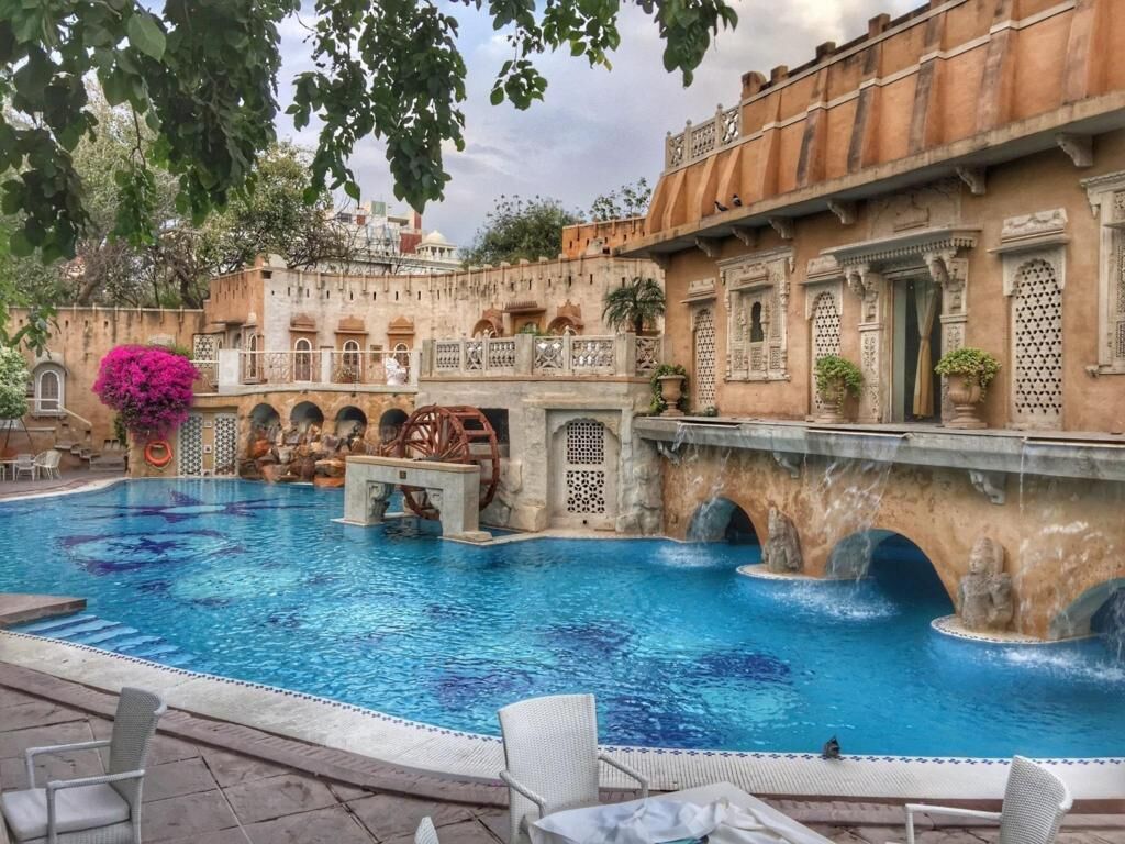 Pool | Outdoor pool, pool loungers
