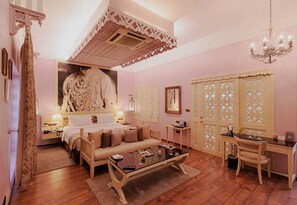 Deluxe Room | Bar mini, peti besi dalam bilik, ruang kerja komputer riba, kalis bunyi