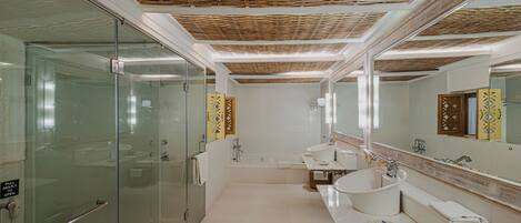Une salle de bain moderne avec une douche à l’italienne en verre, une grande baignoire et un meuble-lavabo avec un évier et un miroir.