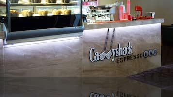 Un comptoir de café avec une enseigne indiquant : « Casey Shack Espresso Bar ».