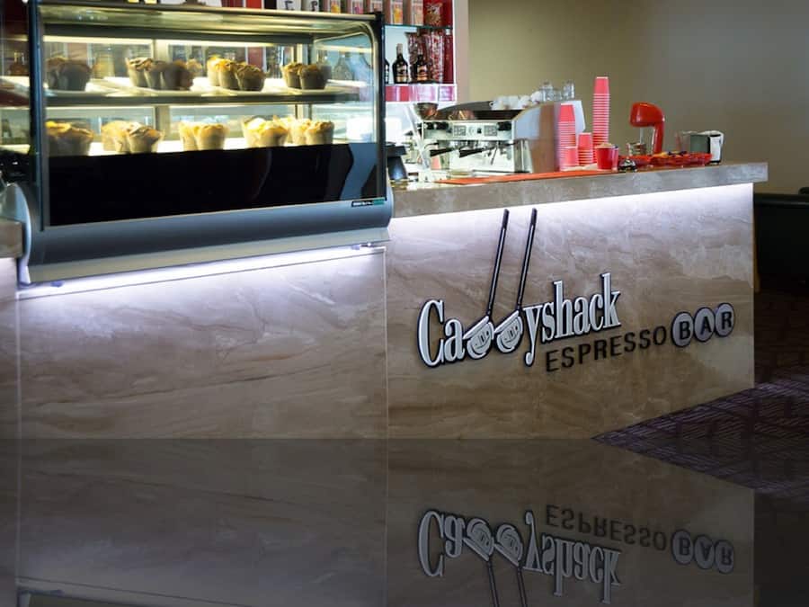 Un comptoir de café avec une enseigne indiquant : « Casey Shack Espresso Bar ».