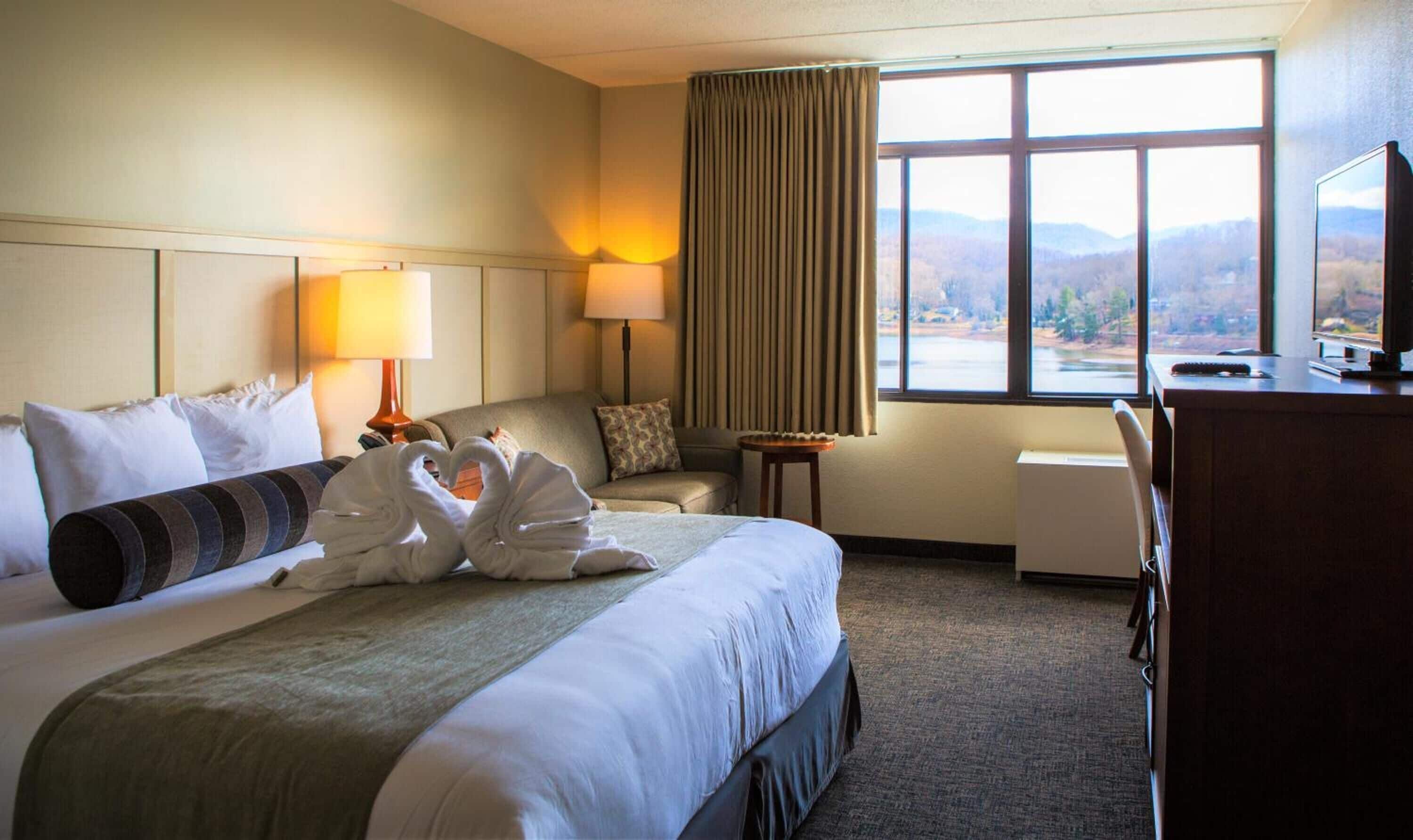 room, 1 king bed, lakeside (2nd floor) | 1 bedroom, premium bedding, blackout curtains, soundproofing