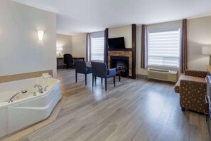 Suite, 1 kingsize bed met slaapbank, niet-roken, bubbelbad | Een bureau, verduisterende gordijnen, een strijkplank/strijkijzer