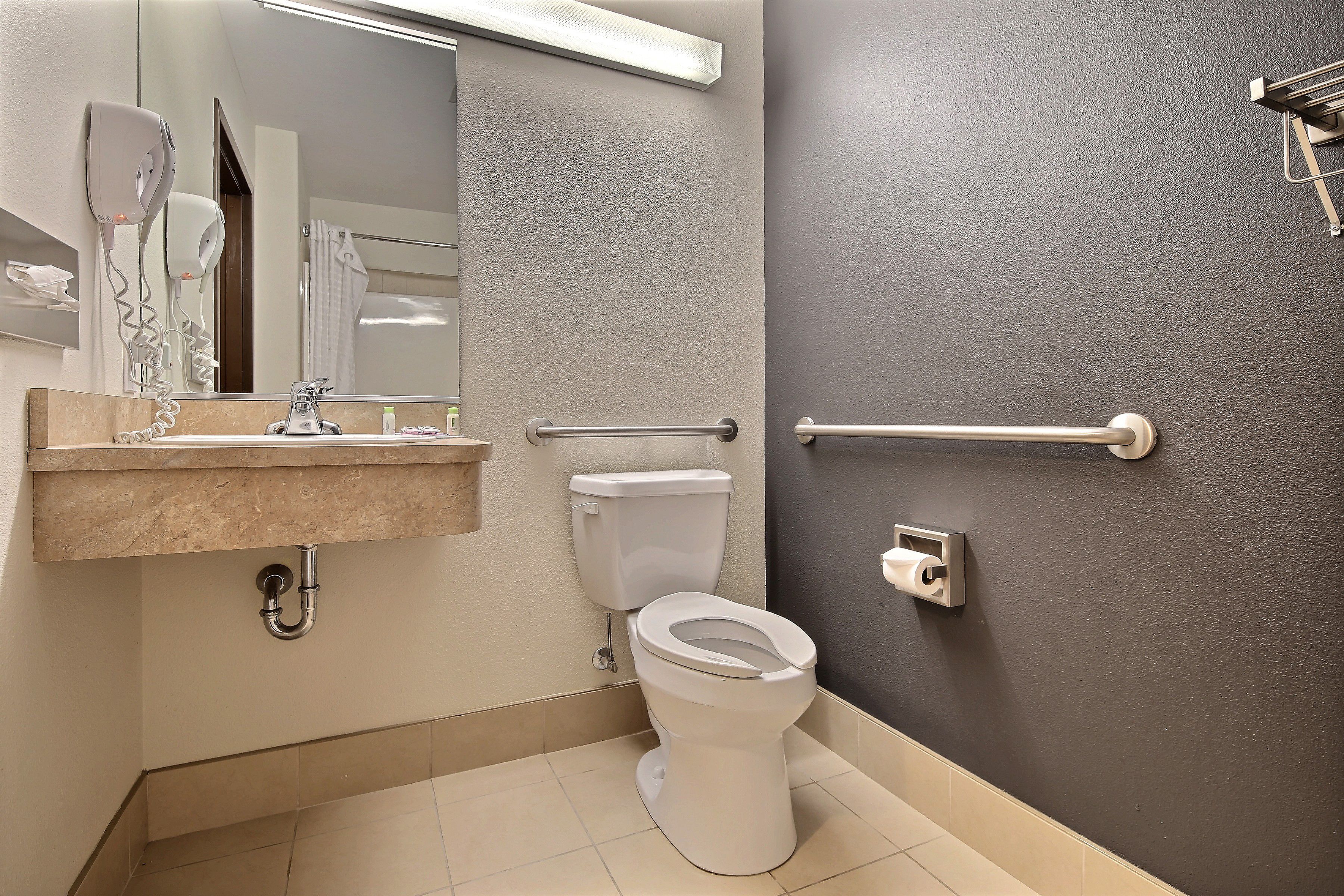 room, 1 queen bed, accessible | bathroom | combined shower/bathtub, hair dryer, towels