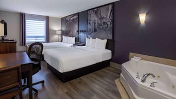 Escritorio, cortinas blackout y tabla de planchar con plancha