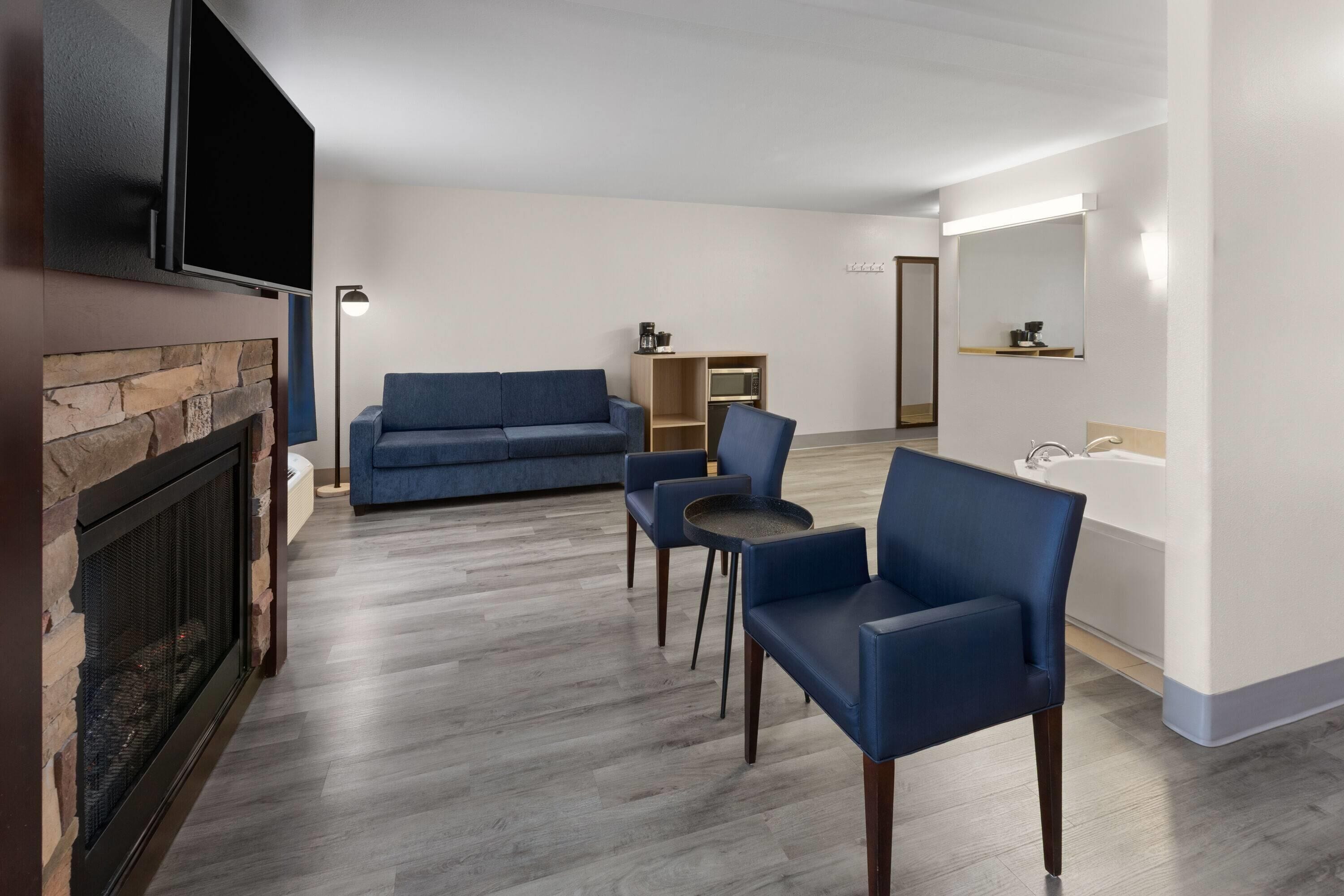 Chambre, non-fumeurs (3 Queen beds) | Baignoire à jets