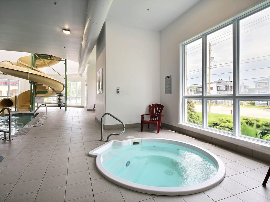 Indoor spa tub
