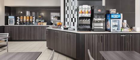 Un moderno vestíbulo de hotel con un mostrador central, zona de estar y una estación de café.