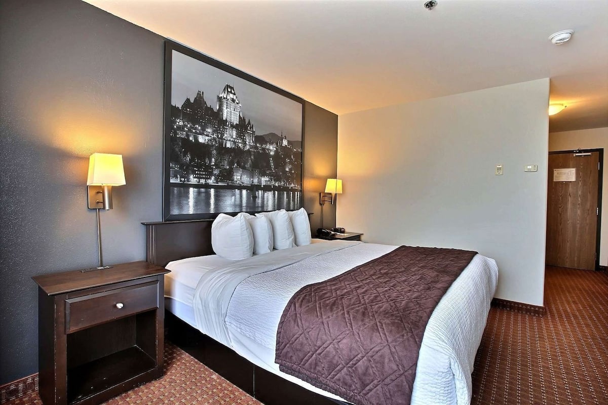 Escritorio, cortinas blackout y tabla de planchar con plancha