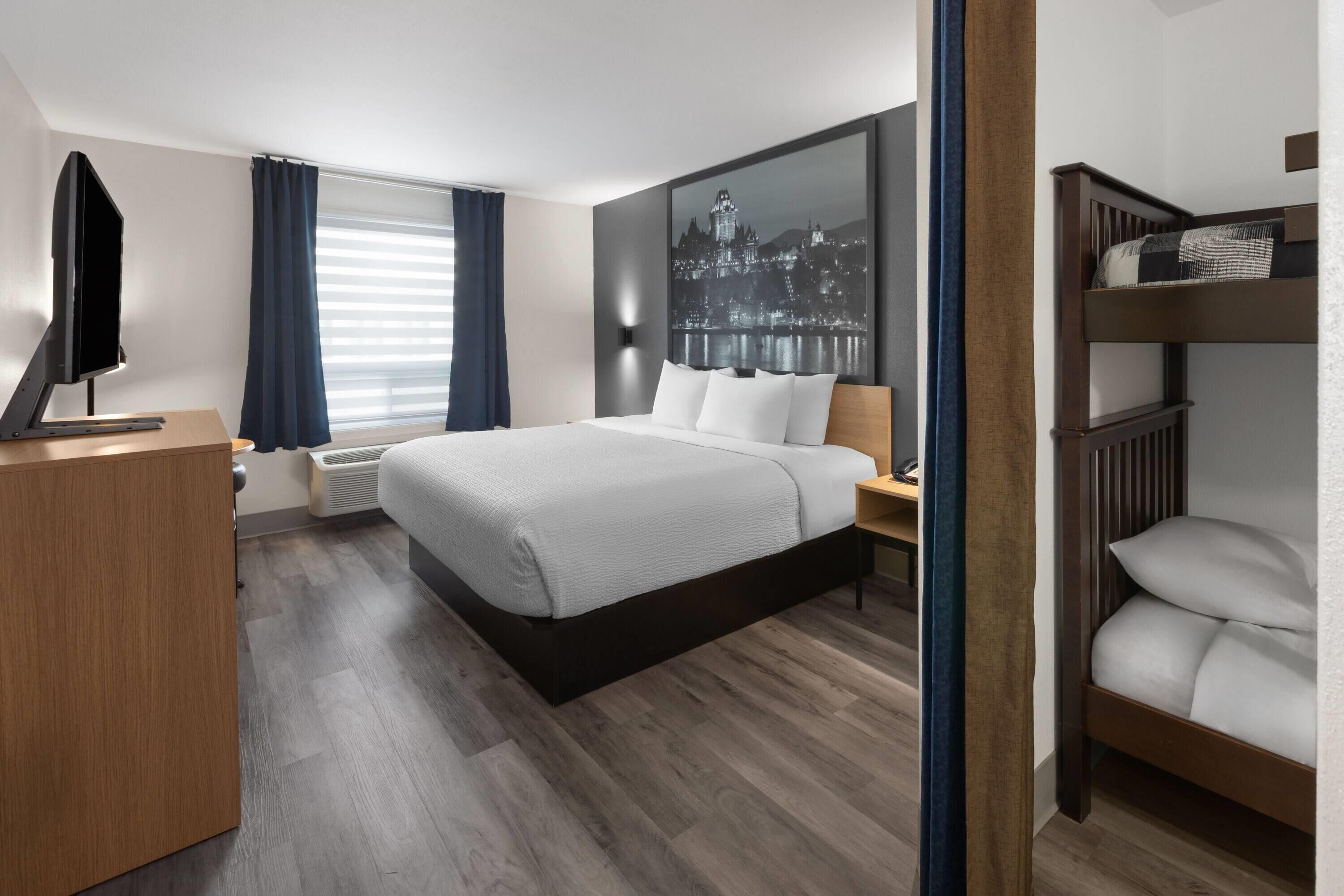 套房, 1 张特大床, 无烟房 | 办公桌、遮光窗帘、熨斗/熨衣板、免费 WiFi