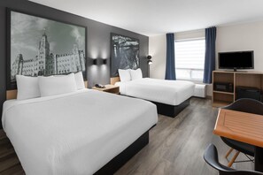 Camera, non fumatori (3 Queen beds) | Una scrivania, tende oscuranti, ferro/asse da stiro, Wi-Fi gratuito