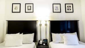 Habitación doble urbana, 2 camas matrimoniales | Escritorio, tabla de planchar con plancha, wifi gratis y despertador