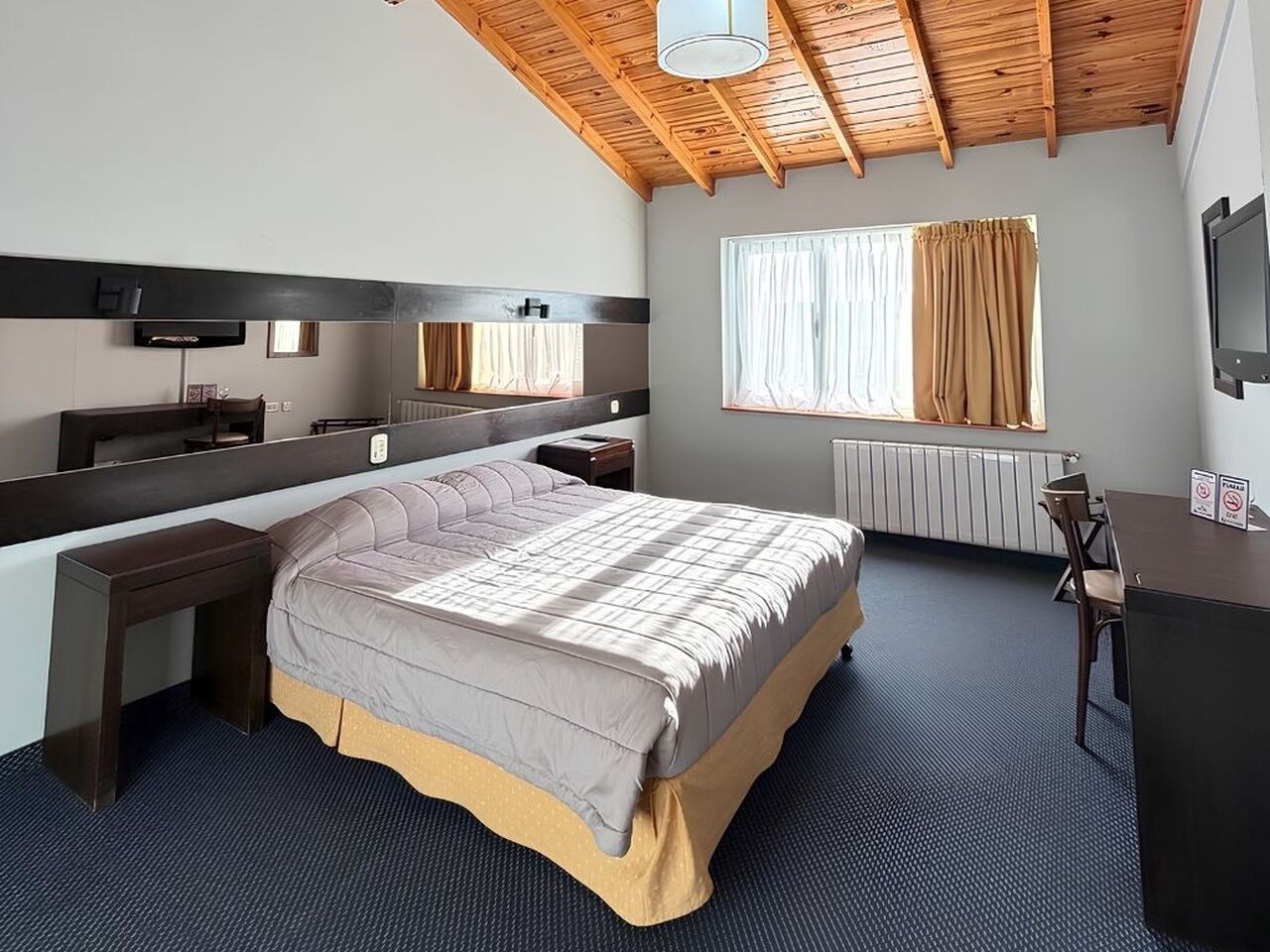 Tweepersoonskamer, 1 queensize bed | Hypoallergeen beddengoed, een kluis op de kamer, een bureau