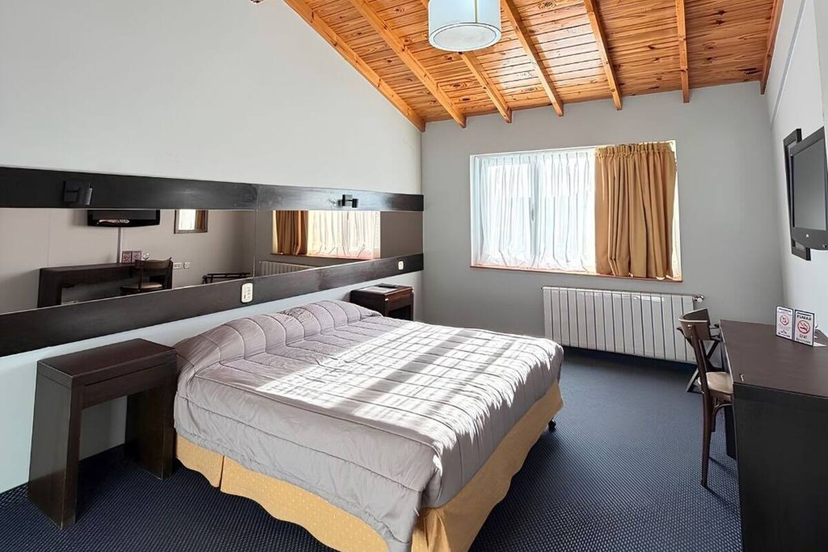 Tweepersoonskamer, 1 queensize bed | Hypoallergeen beddengoed, een kluis op de kamer, een bureau