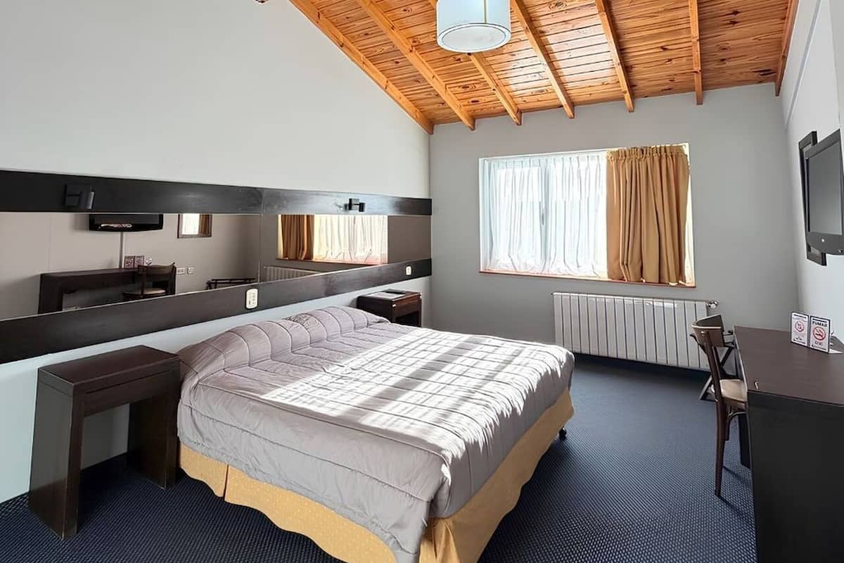 Habitación doble, 1 cama Queen size | Ropa de cama hipoalergénica y caja de seguridad en la habitación
