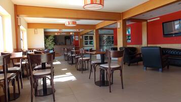 Petit déjeuner et dîner servis sur place