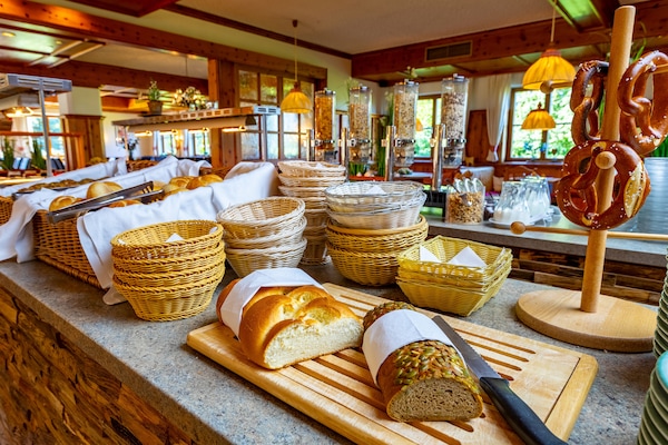 Desayuno buffet diario (EUR 18 por persona)