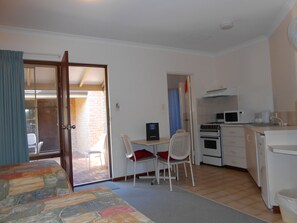 Desk, iron/ironing board, free WiFi - Augusta Georgiana Molloy Motel (Augusta)