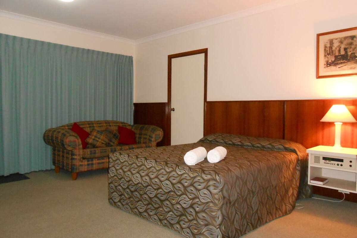 Desk, iron/ironing board, WiFi (free)