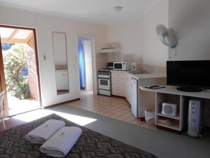 Een bureau, een strijkplank/strijkijzer, gratis wifi