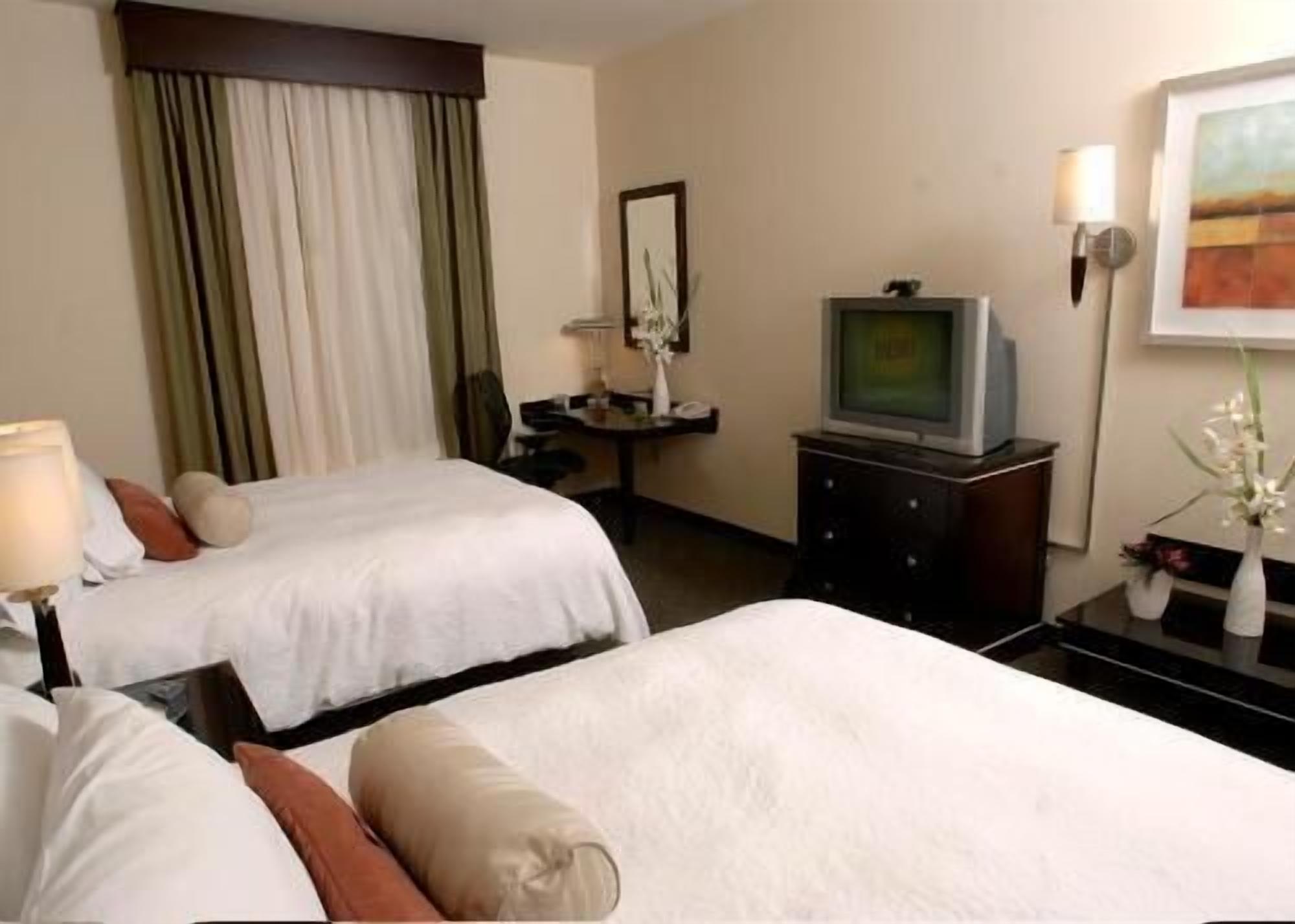Ropa de cama de alta calidad, colchones con pillow-top y escritorio 