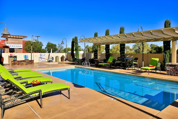 Alberca al aire libre, sombrillas en la alberca y camastros 