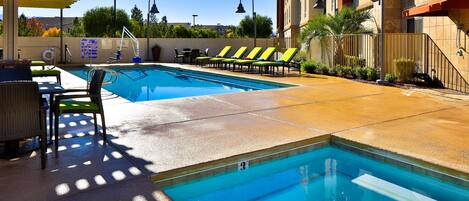 室外游泳池,池畔遮阳伞,日光浴躺椅