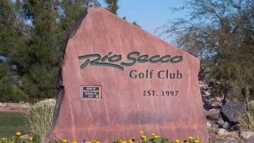 Ein großer Felsen mit dem Schriftzug "Rio Seco Golf Club GGR. 1997" und einer Plakette, die besagt: "Heimat der Butch Harmon Golfschule".